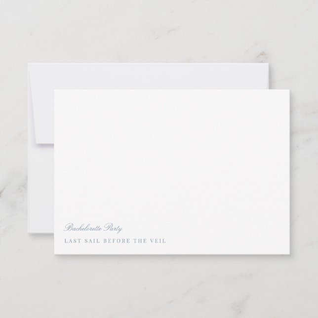 Invitación Script Dusty Blue & White Bachelorette Party Card (Anverso)