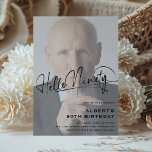 Invitación Script Hello Ninety Minimal Photo 90th Birthday<br><div class="desc">Celebra el gran estilo 9-0 con nuestras minimalistas invitaciones para la fiesta de cumpleaños 'Hello Ninety'! Con un guión elegante de tipografía y una plantilla moderna de fiesta sobre una foto personalizada de la estrella de cumpleaños,  estas invitaciones seguramente entusiasmarán a todos por su celebración.</div>