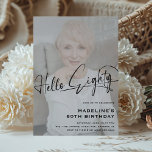 Invitación Script Hello Ochenta Minimal Photo 80th Birthday<br><div class="desc">Celebra el gran estilo de 8-0 con nuestras minimalistas invitaciones para la fiesta de cumpleaños 'Hello Ochenta'! Con un guión elegante de tipografía y una plantilla moderna de fiesta sobre una foto personalizada de la estrella de cumpleaños,  estas invitaciones seguramente entusiasmarán a todos por su celebración.</div>