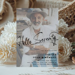 Invitación Script Hello Setenty Minimal Photo 70th Birthday<br><div class="desc">Celebra el gran estilo 7-0 con nuestras minimalistas invitaciones para la fiesta de cumpleaños 'Hello Setenta'! Con un guión elegante de tipografía y una plantilla moderna de fiesta sobre una foto personalizada de la estrella de cumpleaños,  estas invitaciones seguramente entusiasmarán a todos por su celebración.</div>