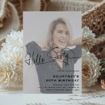 Invitación Script Hello Sixty Minimal Photo 60th Birthday<br><div class="desc">Celebra el gran estilo de 6-0 con nuestras minimalistas invitaciones para la fiesta de cumpleaños "Hello Sixty". Con un guión elegante de tipografía y una plantilla moderna de fiesta sobre una foto personalizada de la estrella de cumpleaños,  estas invitaciones seguramente entusiasmarán a todos por su celebración.</div>