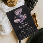 Invitación Se está preparando un bebé | Cute Halloween Baby S<br><div class="desc">Estas espeluznantes invitaciones a la ducha de bebé con temática de moda de Halloween incluyen un caldero ahumado adornado con una calabaza y flores en una paleta de colores de carbón vegetal,  rosa y morado,  con "un bebé se está preparando" debajo. Personalice los detalles de la ducha para bebés.</div>