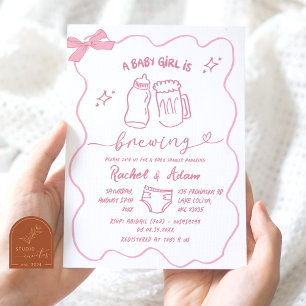 Invitación Se está preparando una bebé de dibujo a mano rosa 