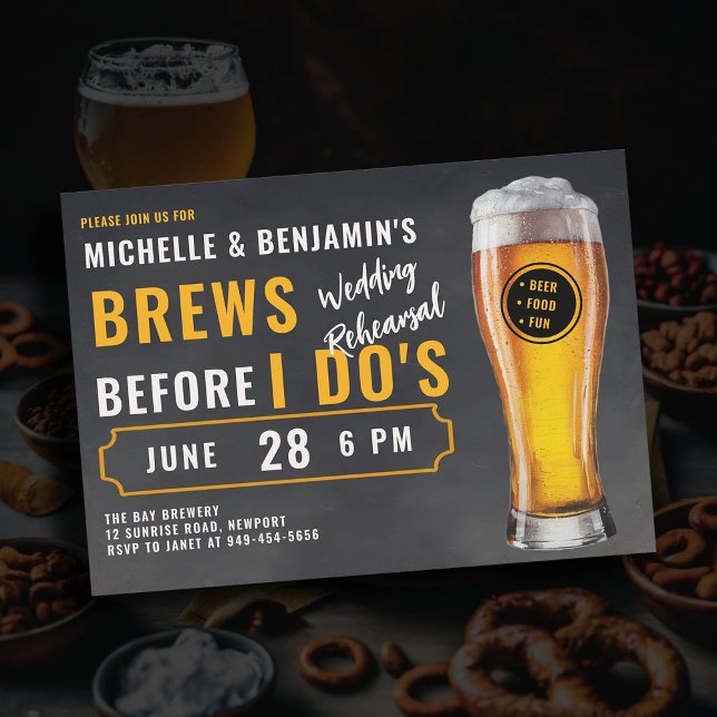 Invitación Se prepara antes del ensayo de dos parejas de Boda (brews before i dos wedding rehearsal dinner invitation brewery theme rustic chalk board beer party)