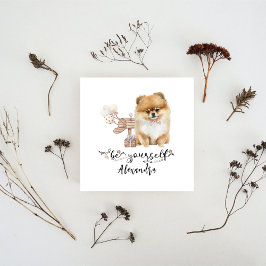 Invitación Sé un cachorro pomerano lindo al lado del buzón