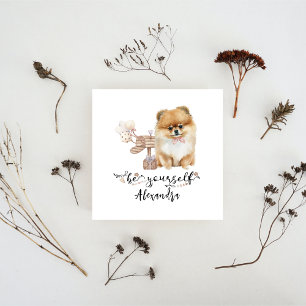 Invitación Sé un cachorro pomerano lindo al lado del buzón