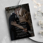 Invitación Seguimos prometiendo la renovación del elegante an<br><div class="desc">Elegante boda de fotografía de moda aniversario y invitación a la renovación de votos con texto blanco y sobrecubrimiento negro con un guión de caligrafía de moda. Personalízalo con tus 2 fotos          Esta invitación de boda intemporal es adecuada para ceremonias y recepciones de aniversario de boda de estilo moderno.</div>