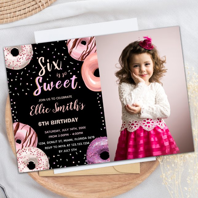 Invitación Seis dulces fotos rosadas negras de Donut Cumpleañ (Six Sweet Black Pink Photo Donut Birthday Invitation)