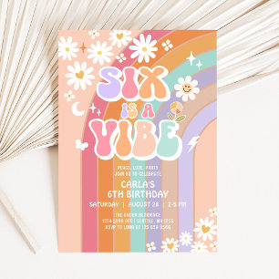 Invitación SEIS es un Vibe Daisy Rainbow Groovy 6º cumpleaños