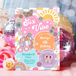 Invitación Seis es un Vibe Retro Groovy Preppy Varsity Cumple