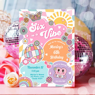 Invitación Seis es un Vibe Retro Groovy Preppy Varsity Cumple