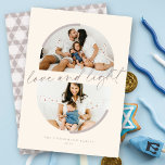 Invitación Semicirculos minimalistas Fotografía de Amor y Luz<br><div class="desc">Esta exclusiva y elegante tarjeta de vacaciones cuenta con dos de sus fotos favoritas en una plantilla de semicírculo doble, superior e inferior acentuada con líneas minimalistas curvas y un guión moderno de escritura a mano con el saludo, 'amor y luz' colocado en el centro de la tarjeta. El apellido...</div>