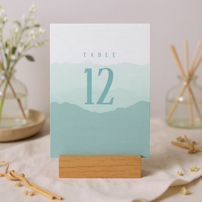 Invitación Señal de número de tabla de boda verde suave (Soft green mountains wedding table number sign.)