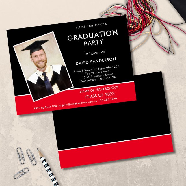Invitación Sencilla foto de texto oro negro rojo 2022 Graduac (front and back view)