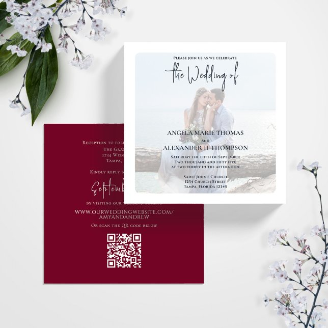 Invitación Sencilla y elegante foto Mínima Borgoña Código QR  (Elegant simple square photo wedding invitation with burgundy colors and QR code. )
