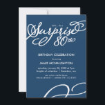 Invitación Sencilla y elegante sorpresa 80 cumpleaños<br><div class="desc">Esta moderna y elegante invitación a la fiesta de cumpleaños número 80 de 4.5" x 6.25" incluye las palabras "sorpresiva 80" en letra blanca con un diseño giratorio coincidente en la esquina inferior derecha. Personalizar esta invitación de moda con el nombre e información fiesta y cualquier color de fondo de...</div>