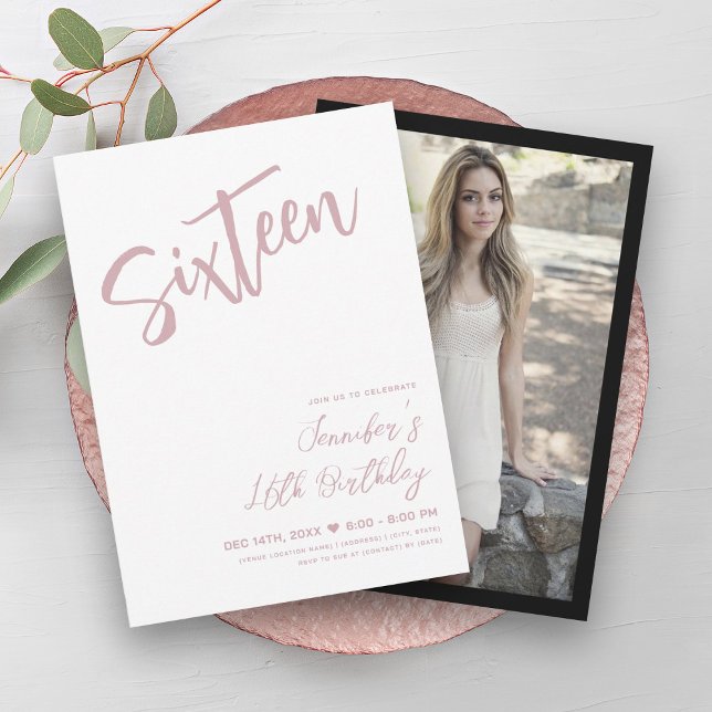 Invitación Sencillo elegante Rubor blanco dulce de 16 guiones (Simple Elegant White Blush Sweet 16 Script Invitation)