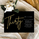Invitación Sencillo negro y Purpurina de oro 30 cumpleaños<br><div class="desc">Simple Black and Gold Purpurina 30th Birthday Invitation presenta un diseño contemporáneo y sobrio con un elegante Relieve metalizado de oro falso "Thirty" en escritura manuscrita. Con un fondo negro, desprende una sensación de minimalismo moderno y elegancia. Esta invitación es la elección perfecta tanto para hombres como para mujeres que...</div>