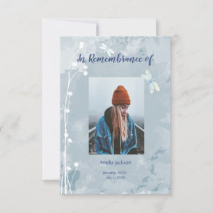 Invitación Servicio en memoria invita a las flores blancas de