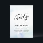 Invitación Sesenta Acuarela Azul de la Fiesta de Cumpleaños M<br><div class="desc">Celebra tu día especial con esta simple invitación mínima de cumpleaños número 60. Este diseño cuenta con un elegante guión grabado con letras "Sixty" con un suave fondo de lavado de acuarela azul y menta. En mi tienda BaraBomDesign hay más invitaciones para adultos de cumpleaños y suministros para fiestas.</div>