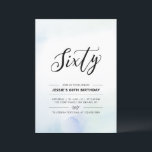Invitación Sesenta Acuarela Azul de la Fiesta de Cumpleaños M<br><div class="desc">Celebra tu día especial con esta simple invitación mínima de cumpleaños número 60. Este diseño cuenta con un elegante guión grabado con letras "Sixty" con un suave fondo de lavado de acuarela azul y menta. En mi tienda BaraBomDesign hay más invitaciones para adultos de cumpleaños y suministros para fiestas.</div>