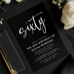 Invitación Sesenta | Moderno 60.º blanco en la fiesta de cump<br><div class="desc">Esta moderna invitación a la fiesta de cumpleaños número 60, blanca y negra, presenta una elegante tipografía moderna. La palabra "sesenta" aparece en caligrafía en forma de guión. Perfecto para marcar el tono elegante de una maravillosa fiesta de 60 años. El esquema de color de la invitación es fácil de...</div>