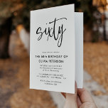 Invitación Sesenta | Moderno 60 cumpleaños negro y blanco dob<br><div class="desc">Esta moderna invitación a la fiesta de cumpleaños número 60, en blanco y negro, presenta una elegante tipografía moderna. La palabra "sesenta" aparece en caligrafía en forma de guión. Perfecto para marcar el tono elegante de una maravillosa fiesta de 60 años. El esquema de color de la invitación es fácil...</div>