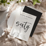 Invitación Sesenta | Moderno B&W 60ª tipografía de fiesta de<br><div class="desc">Estas invitaciones simples, elegantes pero sofisticadas a la fiesta de cumpleaños número 60 incluyen la palabra "sesenta" en escritura a mano de caligrafía y una tipografía moderna y espaciada de sans serif. Puede cambiar el esquema de color fácilmente a su propia paleta de dos colores a medida usando el botón...</div>