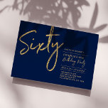 Invitación Sesenta | Navy & Gold Modern Fiesta de cumpleaños<br><div class="desc">Celebra tu día especial con esta sencilla y elegante invitación a la fiesta de cumpleaños número 60. Este diseño presenta un guión de broche "Sixty" con un diseño limpio en combinación color azul marino y oro. Más diseños disponibles en mi tienda BaraBomDesign.</div>