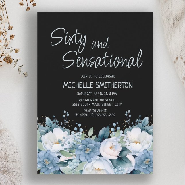 Invitación Sesenta Sensacional Dusty Azul Floral Blanco Negro (Dusty blue and white floral on black "Sixty and Sensational" 60th birthday party invitation)