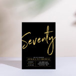 Invitación Setenta | Modern Gold & Black 70th Birthday Party<br><div class="desc">Celebra tu día especial con esta sencilla y elegante invitación a la fiesta de cumpleaños número 70. Este diseño presenta un guión de broche "Setenty" con un diseño limpio en combinación color negro y dorado. Más diseños disponibles en mi tienda BaraBomDesign.</div>