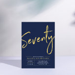 Invitación Setenta | Modern Gold & Blue 70th Birthday Party<br><div class="desc">Celebra tu día especial con esta sencilla y elegante invitación a la fiesta de cumpleaños número 70. Este diseño presenta un guión de broche "Setenty" con un diseño limpio en combinación color azul marino y dorado. Más diseños disponibles en mi tienda BaraBomDesign.</div>