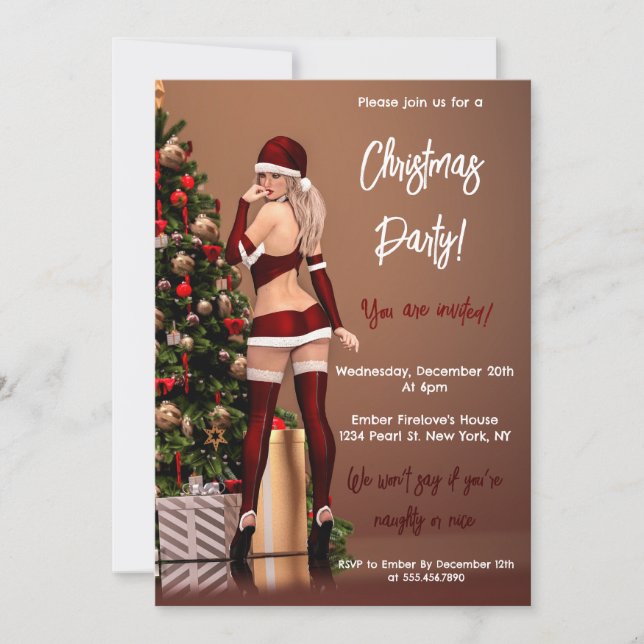 Invitación Sexy Santa Chica cerca del árbol de Navidad (Anverso)