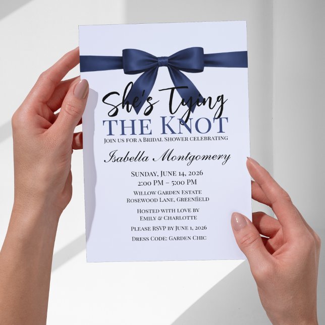 Invitación She’s Tying the Knot Theme Navy Blue Bow (She’s Tying the Knot Theme Navy Blue Bow Invitation
)