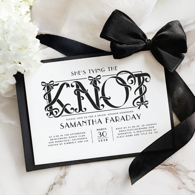 Invitación She's Tying The Knot Black Bow Bridal Shower (Black Bow Bridal Shower Invitation)