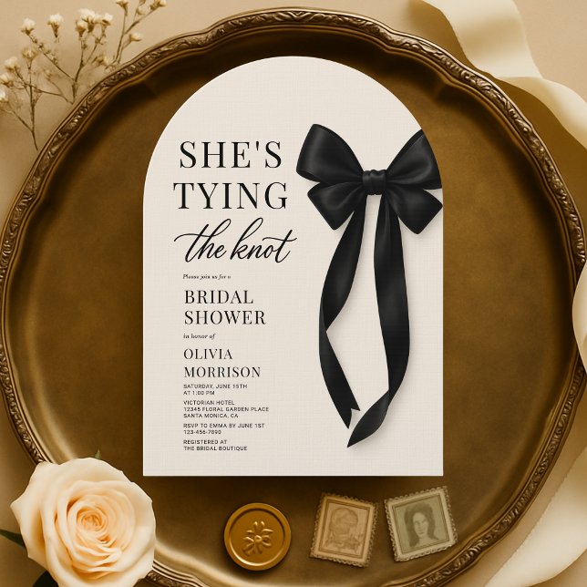 Invitación She's Tying The Knot Black Bow Bridal Shower  (Subido por el creador)