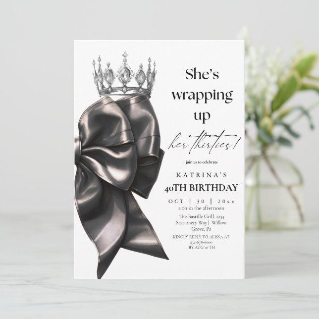 Invitación She's Wrapping Up Her thirties Bow 40th Birthday (Anverso de pie)