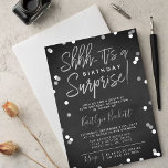 Invitación Shhh... Surprise Birthday Relieve metalizado plate<br><div class="desc">Estas modas y sorpresivas invitaciones a la fiesta de cumpleaños presentan un elegante confetti falso rosa de plata con tipografía moderna que es ideal para cualquier edad. Personalice fácilmente el diseño con su propio texto y busque elementos fiestas coincidentes en www.zazzle.com/invitation_republic.</div>