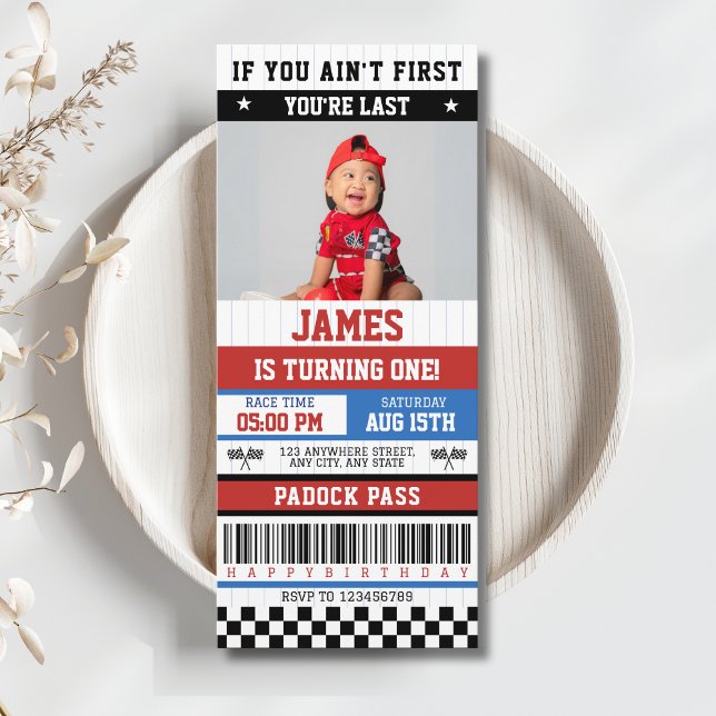 Invitación Si no eres el primero, eres el primer cumpleaños d (If you ain't first, you're last Race Car Racing 1st Birthday Invitation with Photo Ticket)