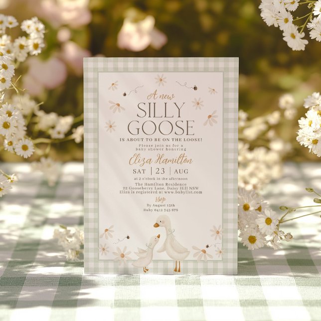 Invitación Silly Goose en el impreciso Baby Shower Sage Gingh (A new silly goose is about to be on the loose! Sage Green Gingham Goose Baby Shower Invitation)