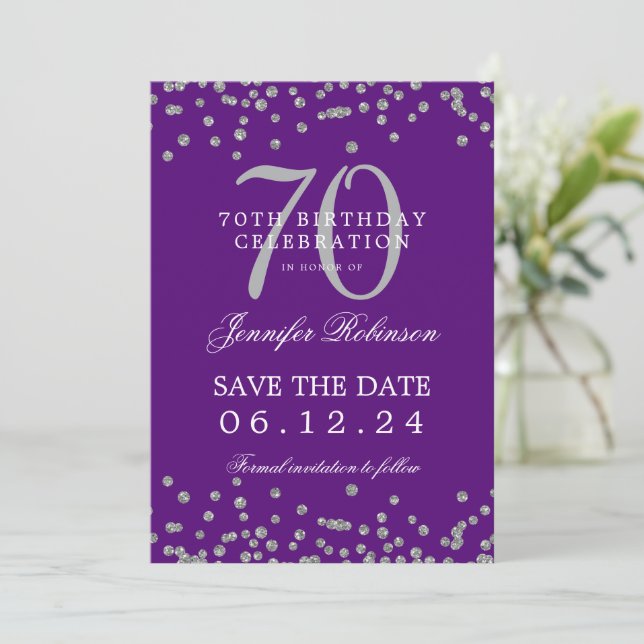 Invitación Silver 70 Cumpleaños Guardar fecha Detalles Púrpur (Anverso de pie)