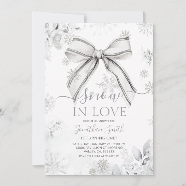 Invitación Silver Bow Snow In Love Snowflake 1st Birthday (Anverso)