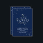 Invitación Silver & Navy Blue Moda moderna 30 cumpleaños Fies<br><div class="desc">Celebremos su día especial con esta elegante invitación de fiesta de plata. Este diseño presenta la tipografía de moda plateada "Fiesta 30 cumpleaños" con gráficos brillantes. El color de fondo está establecido en azul marino, pero puedes cambiarlo para que coincida con tu tema fiesta. Hay más invitaciones de cumpleaños y...</div>