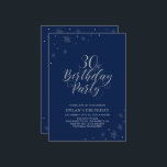 Invitación Silver & Navy Blue Moda moderna 30 cumpleaños Fies<br><div class="desc">Celebremos su día especial con esta elegante invitación de fiesta de plata. Este diseño presenta la tipografía de moda plateada "Fiesta 30 cumpleaños" con gráficos brillantes. El color de fondo está establecido en azul marino, pero puedes cambiarlo para que coincida con tu tema fiesta. Hay más invitaciones de cumpleaños y...</div>