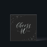 Invitación Silver y Black Cheers 40th Birthday Fiesta Square<br><div class="desc">Celebremos su día especial con esta elegante invitación a la fiesta de cumpleaños número 40. Este diseño presenta la tipografía de moda plateada " Saludos a 40 años " y gráficos brillantes en un fondo negro. Se puede personalizar el texto y el color de fondo. En mi tienda BaraBomDesign hay...</div>