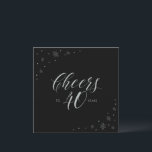 Invitación Silver y Black Cheers 40th Birthday Fiesta Square<br><div class="desc">Celebremos su día especial con esta elegante invitación a la fiesta de cumpleaños número 40. Este diseño presenta la tipografía de moda plateada " Saludos a 40 años " y gráficos brillantes en un fondo negro. Se puede personalizar el texto y el color de fondo. En mi tienda BaraBomDesign hay...</div>