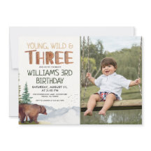 Silvestre joven de oso y tres niños tercer cumplea