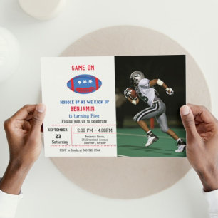 Invitación Simple blanco y negro de fútbol azul cumpleaños