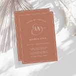 Invitación simple de casamiento en un monograma de<br><div class="desc">Simple Invitación a la Boda en Monograma Terracota. Con estilo impresiona a sus bodas con esta invitación a una boda naranja quemada a la moda, con un hermoso guión blanco, con las iniciales de la novia y del novio en un fondo de terracota. Esta Invitación tiene un impresionante diseño naranja...</div>