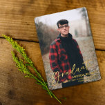 Invitación simple de graduación de fotos con guión<br><div class="desc">Hágale saber al mundo que lo has hecho...  te has graduado,  con estas tarjetas de invitación de graduación de Relieve metalizado moderno y elegante. Cambie fácilmente la foto de la plantilla y la redacción para que estas tarjetas sean únicas para usted.</div>